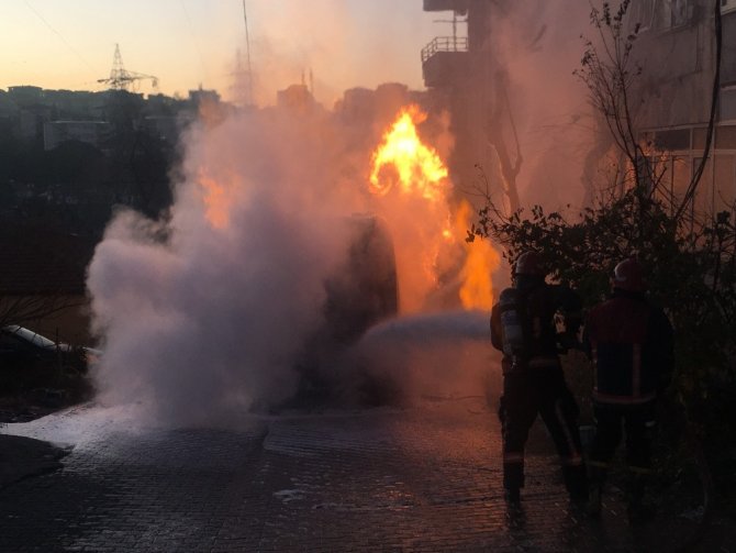 Damperi elektrik tellerine takılan kamyon alev alev yandı ile ilgili görsel sonucu