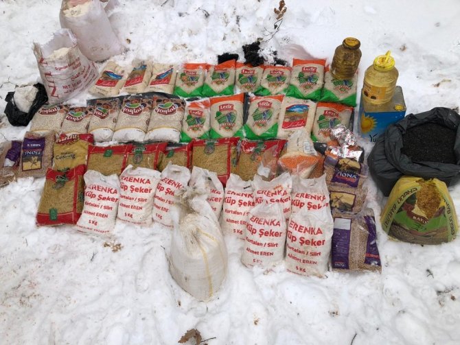 Bitlis’te terör örgütünce araziye gizlenmiş 955 kilogram gıda malzemesi ve silah ele geçirildi. ile ilgili görsel sonucu