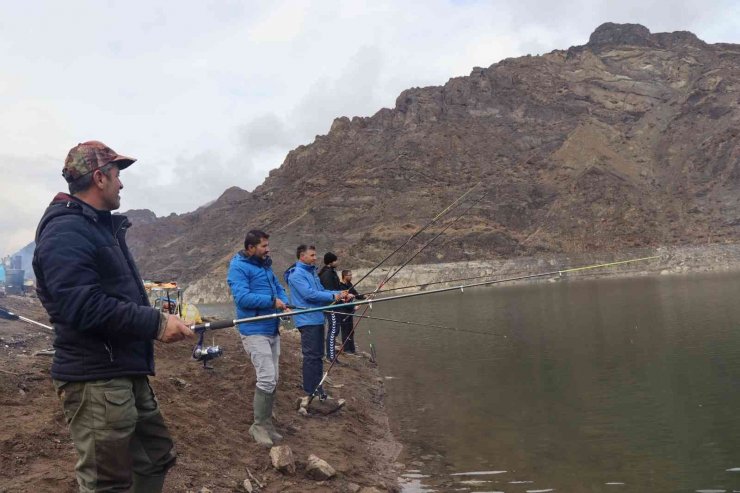Ayvalı Barajı’nda hafta sonu yoğunluğu, balık tutarak stres atıyorlar