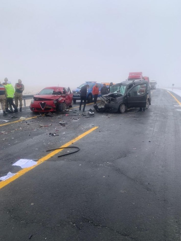 Kars’ta zincirleme kaza: 1’i ağır 3 yaralı