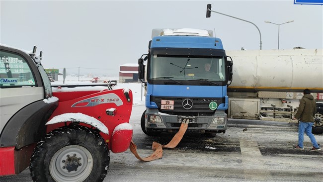 ozbekistan-ve-gurcistandan-gelen-tirlar-yolda-kaldi-10.jpg