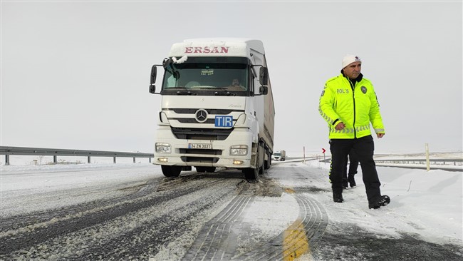 ozbekistan-ve-gurcistandan-gelen-tirlar-yolda-kaldi-6.jpg