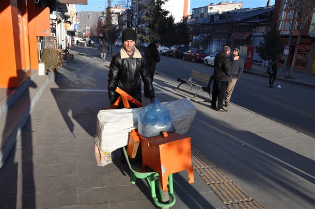 ayakkabi-boyacisi-hem-evini-gecindiriyor-hem-de-guvercinleri-besliyor-1.jpg