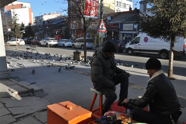 ayakkabi-boyacisi-hem-evini-gecindiriyor-hem-de-guvercinleri-besliyor-12.jpg