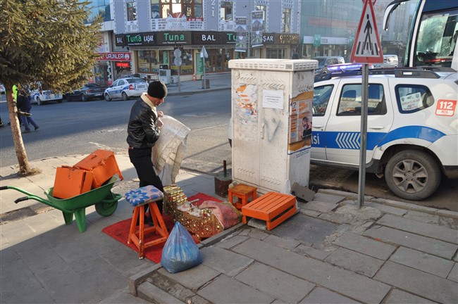 ayakkabi-boyacisi-hem-evini-gecindiriyor-hem-de-guvercinleri-besliyor-2.jpg