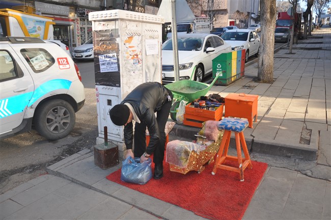 ayakkabi-boyacisi-hem-evini-gecindiriyor-hem-de-guvercinleri-besliyor-3.jpg