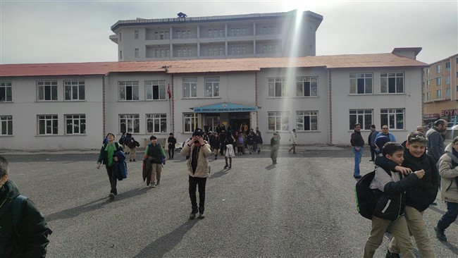 karsta-depreme-dayaniksiz-ortaokul-tahliye-edildi-1.jpg