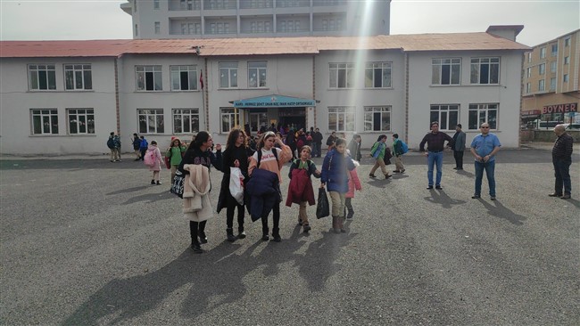 karsta-depreme-dayaniksiz-ortaokul-tahliye-edildi-2.jpg