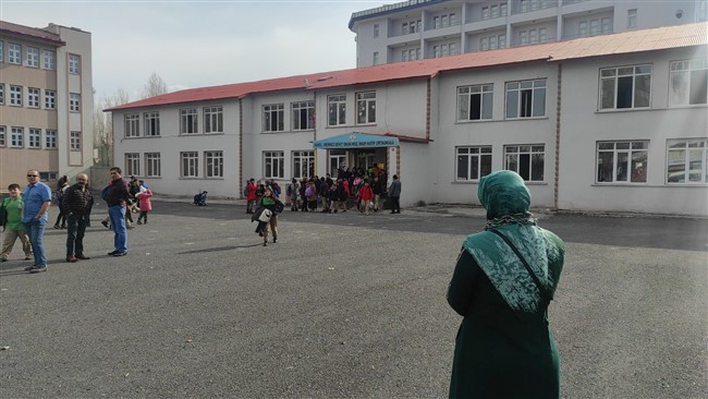karsta-depreme-dayaniksiz-ortaokul-tahliye-edildi-3.jpg