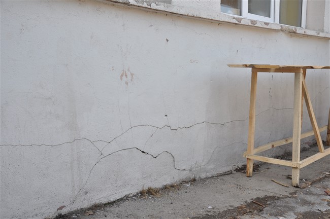 karsta-depreme-dayaniksiz-ortaokul-tahliye-edildi-6.jpg