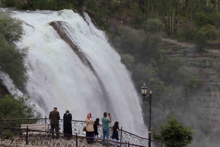 Tortum Şelalesi’nden nefes kesen görüntüler