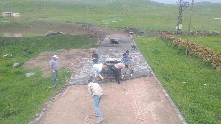 Digor’da köylere kilit parke taş yol yapılıyor
