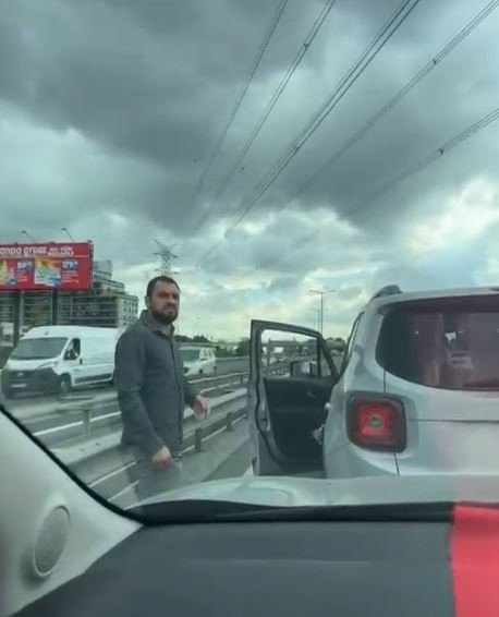 İstanbul’da kadın psikiyatrist trafikte çocuğuyla birlikte dehşeti yaşadı