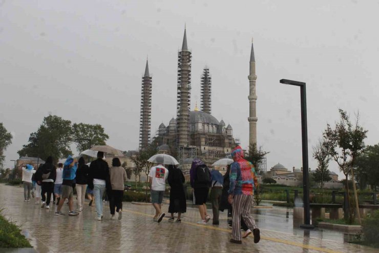 Edirne’de sıcak hava yerini yağmura bıraktı