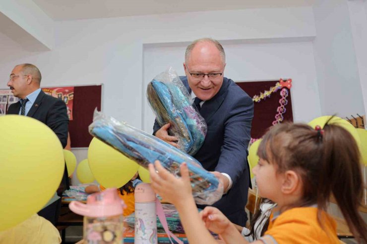 Sivas’ta minik öğrencilere çanta hediyesi