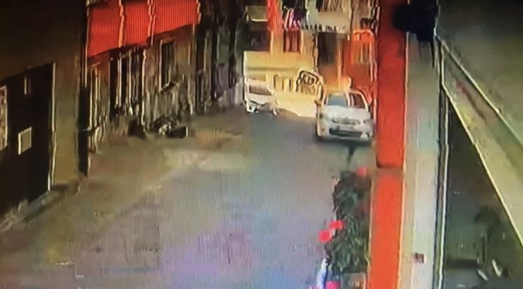İstanbul’da akıl almaz kaza kamerada: El frenini indiren çocuklar boşluğa uçtu