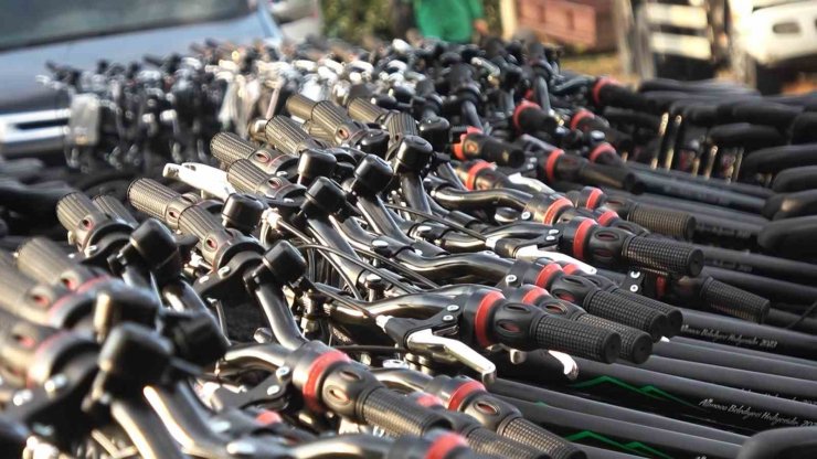 Altınova Belediyesi ilçedeki yaklaşık 3 bin haneye bisikletlerini teslim etti