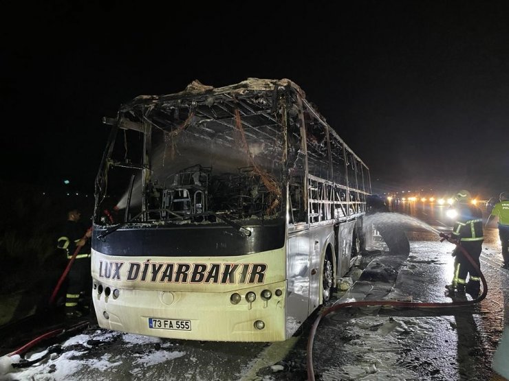 Osmaniye’de seyir halindeki yolcu otobüsü yandı
