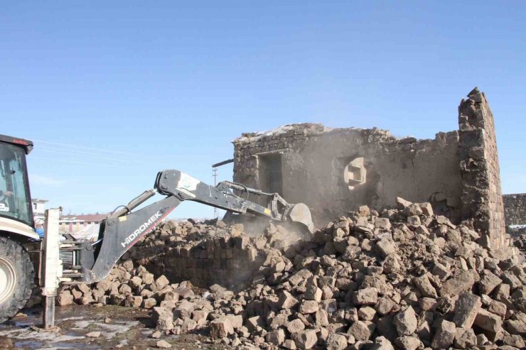 Talas’ta tehlike arz eden yapılara geçit yok