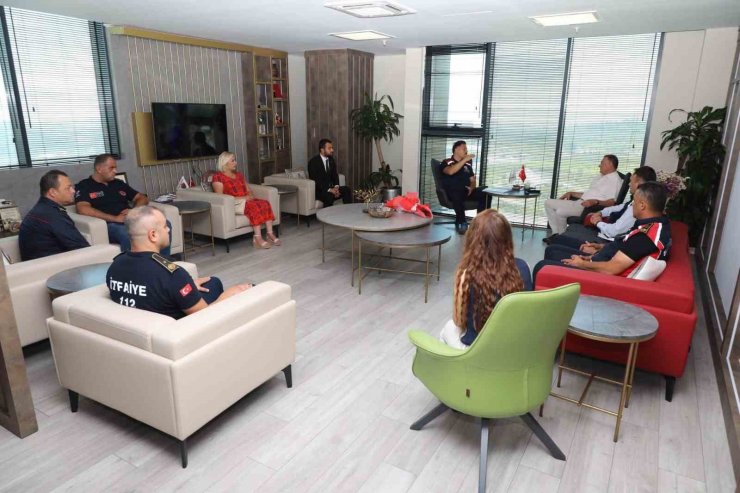 İtfaiye Haftası’nda Hatay Büyükşehir Belediyesi itfaiye ekibinden Başkan Savaş’a ziyaret