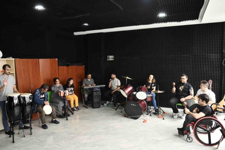 Esenyurt’ta özel öğrenciler iletişim becerilerini müzikle geliştiriyor