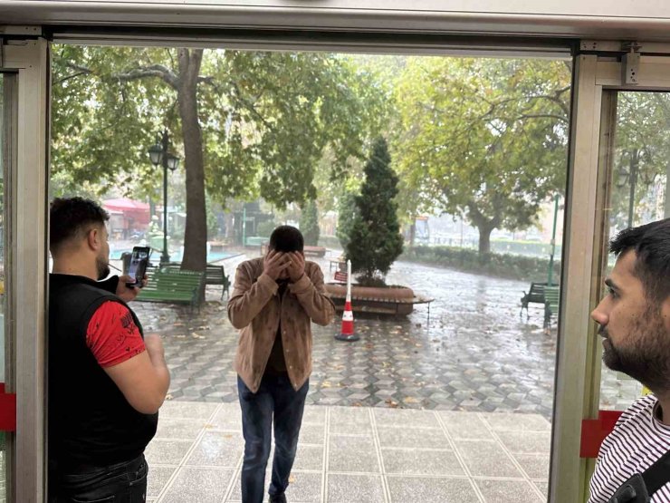 Yağmurdan kaçan vatandaşlar sığınacak yer aradı