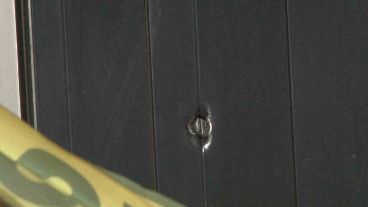 Maltepe’de bir kafeye silahlı saldırı kameralara yansıdı