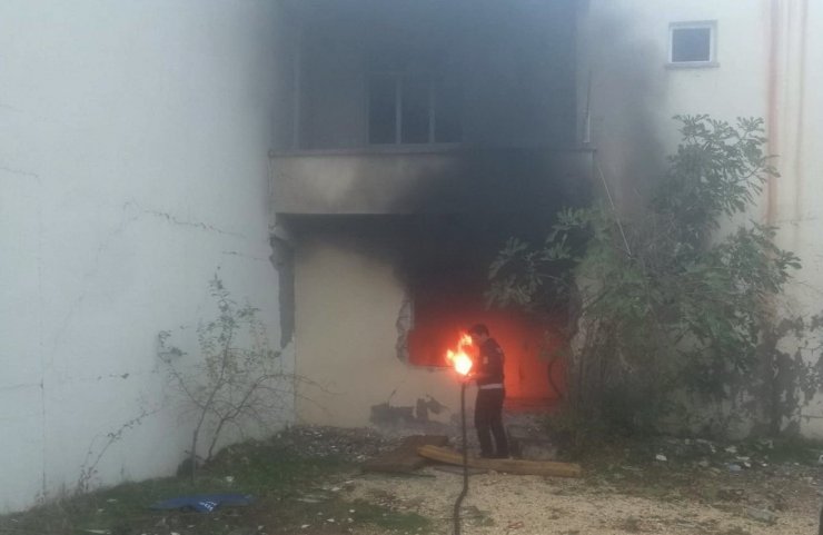 Ağır hasarlı binada yakılan araç lastiği korkuttu