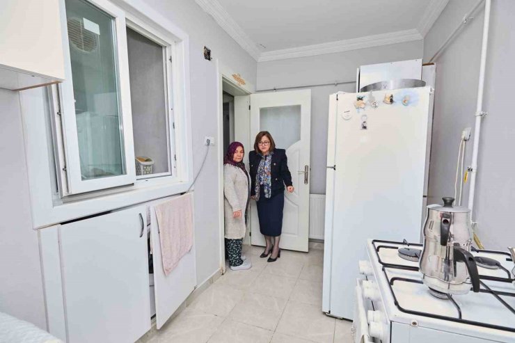 Şahin yağmurda evleri zarar gören vatandaşları ziyaret etti