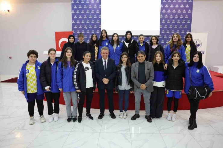 Erdoğan Arıkan, Derince’de gençlerle buluştu