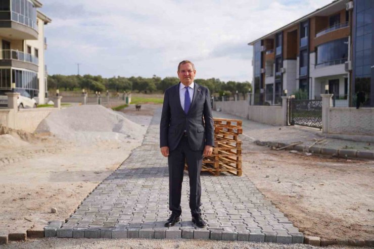 Ayvalık’ta doğalgaz inşasında tahrip olan yollara belediye neşteri