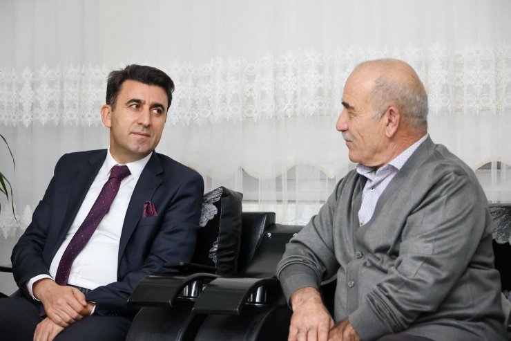 Vefat eden şehit babasının ailesini ziyaret etti