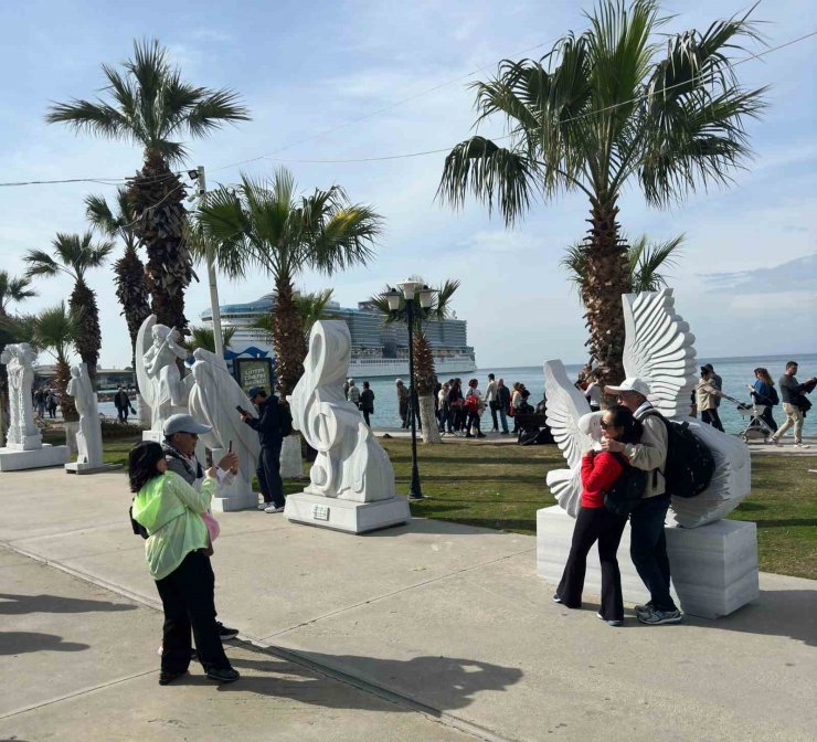 Kuşadası’na gelen turistler sahildeki sanat eserlerini beğendi