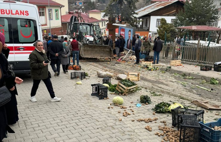 Freni boşalan iş makinesi pazarın içerisine daldı: 1 yaralı