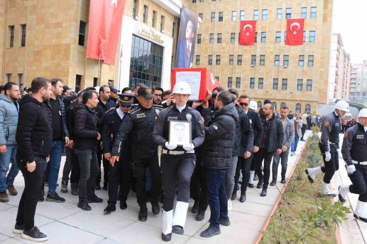 Şehit polis memurunun naaşı silah arkadaşları tarafından Denizli’ye uğurlandı