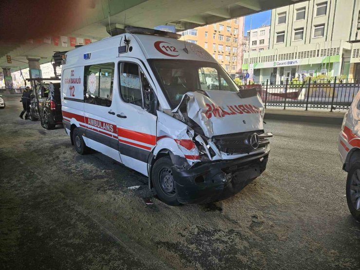 Mecidiyeköy’de hatalı dönüş yapan minibüsle hastaya yetişmeye çalışan ambulans çarpıştı