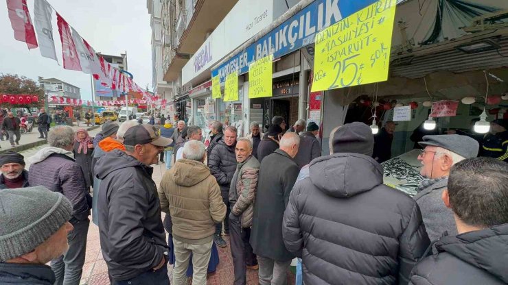 Kilosu 25 TL’den satılan istavriti almak için tezgah önünde kuyruğa girdiler