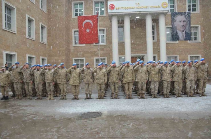 Beytüşşebap’ta Mehmetçik ve öğrenciler kar altında Çanakkale Zaferini kutladı