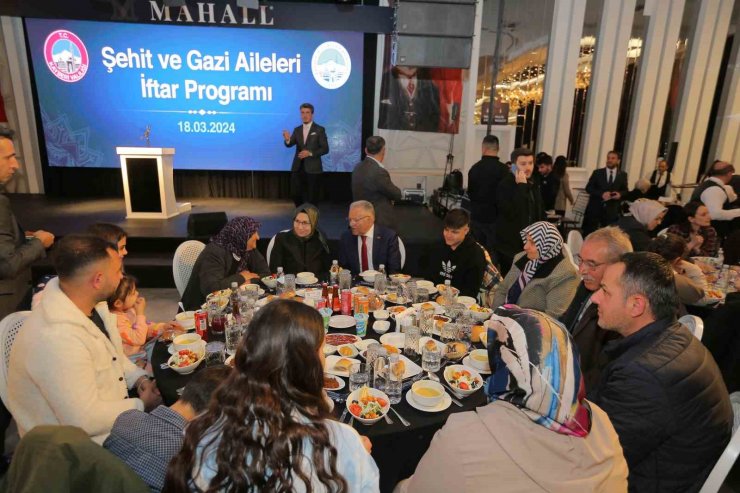 Kayseri protokolü şehit aileleriyle iftar yemeğinde buluştu