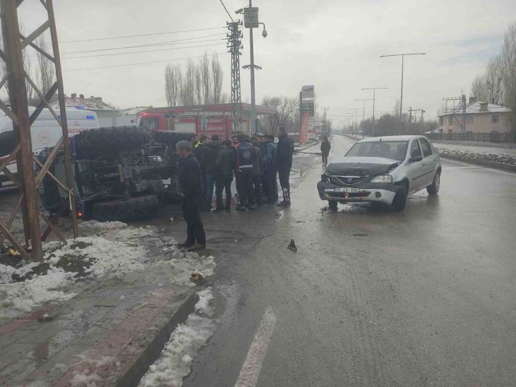 Malazgirt’te traktör ile otomobil çarpıştı