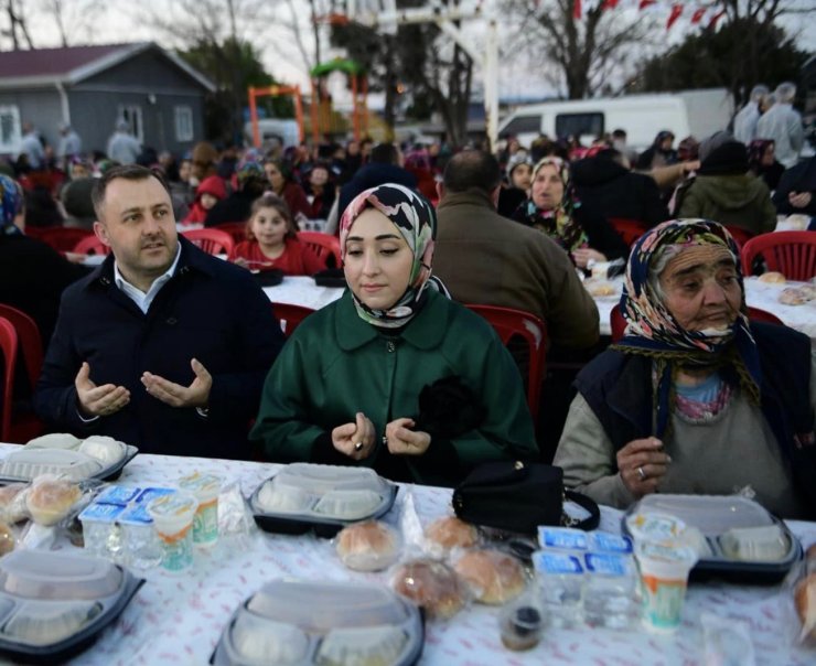 Ezine Belediyesi’nin mahalle iftarları devam ediyor