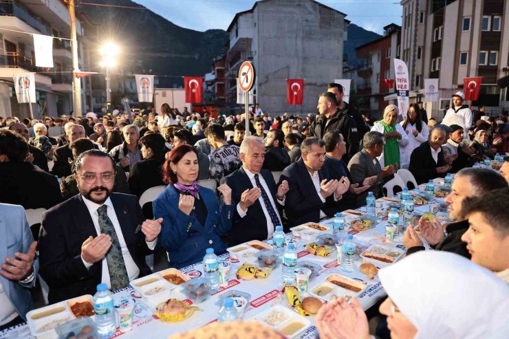 Denizli Büyükşehirin iftar sofrası Bağbaşı’nda kuruldu