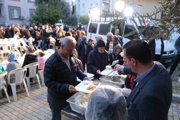 Efeler Belediye Başkan Adayı Pehlivan, iftarını mahalle sakinleri ile birlikte açtı