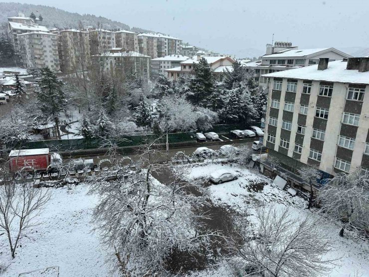 Ankara’nın Kızılcahamam ilçesinde kar yağışı etkili oluyor