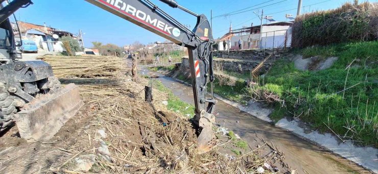 MASKİ’den Şehitler Mahallesinde dere temizliği