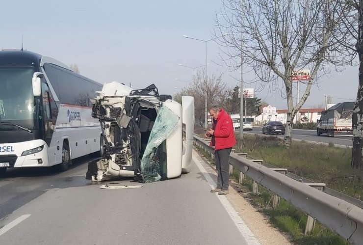 Kazada şoför kabini kopan tırın sürücüsü yaralandı