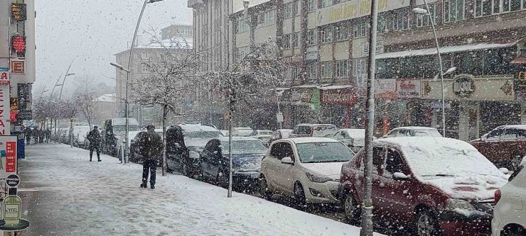 Erzurum’da kar yağışı etkili oluyor, 147 köy yolu ulaşıma kapalı