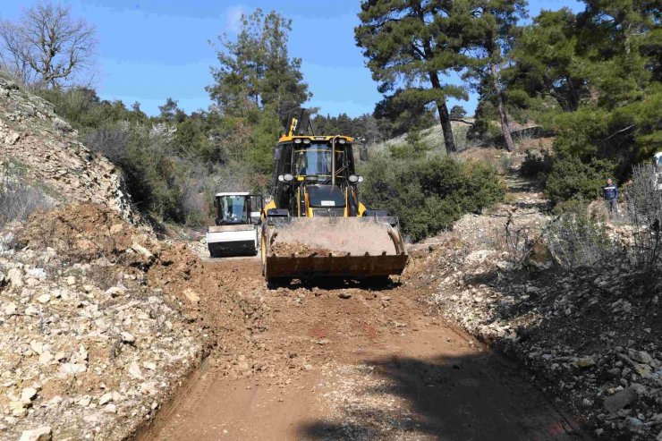 Konyaaltı’da bozuk yollarda hummalı çalışma