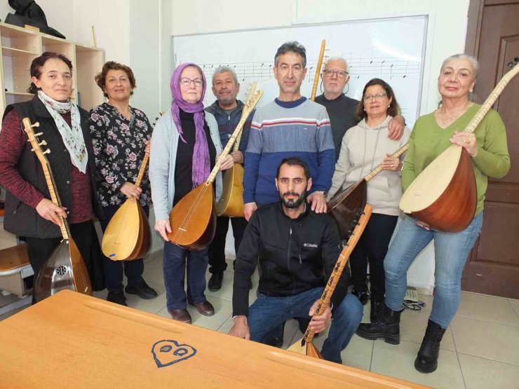 Balıkesir’de emekliler bağlama çalmayı öğreniyor