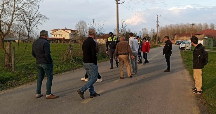 Camiden evine giderken dengesini kaybeden bisikletli otomobile çarptı